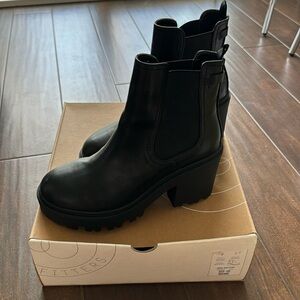Urban Outfitters Chloe Chelsea Black Boots size 9, size EU 40, UK 7